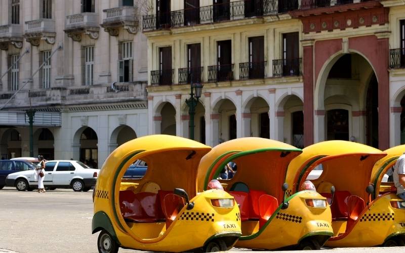 Yellow taxi in Cuba